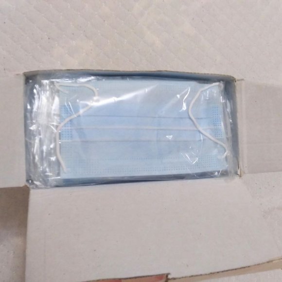NWT Face mask , box of 50 - Picture 4 of 5